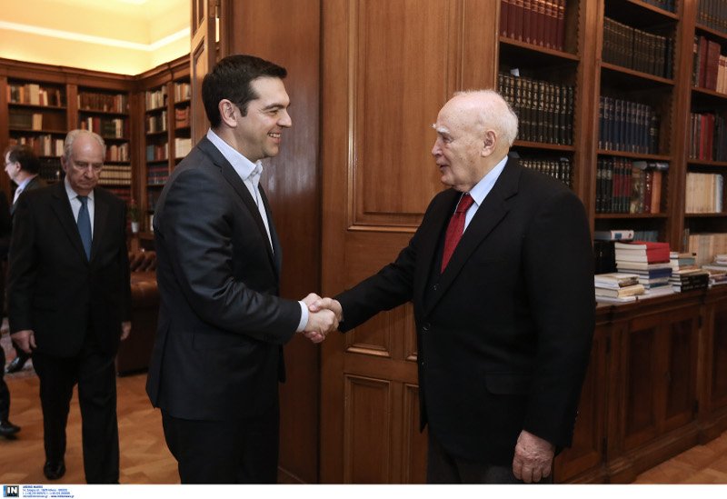 Πρόωρες εκλογές είχε ζητήσει από τον Κάρολο Παπούλια ο Αλέξης Τσίπρας το 2014