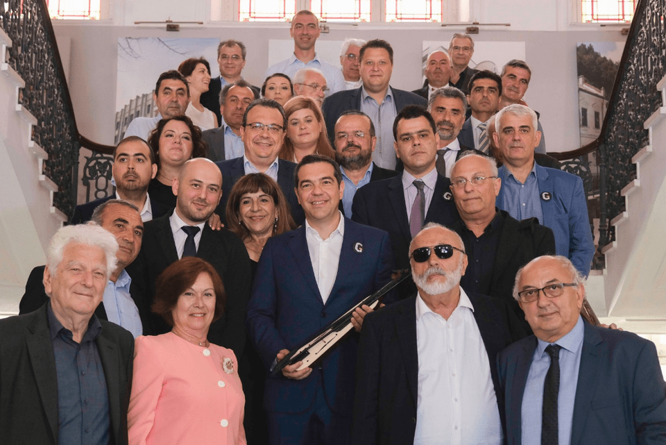 Ο Αλέξης Τσίπρας κρατά μια ποντιακή λύρα που του δώρισαν -Φωτογραφία: Twitter