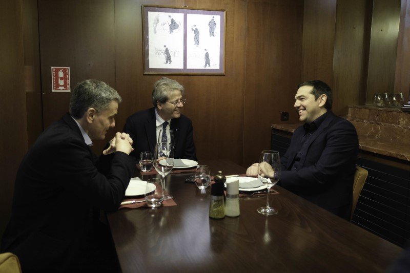 Από αριστερά: Ευκλείδης Τσακαλώτος, Πάολο Τζεντιλόνι και Αλέξης Τσίπρας