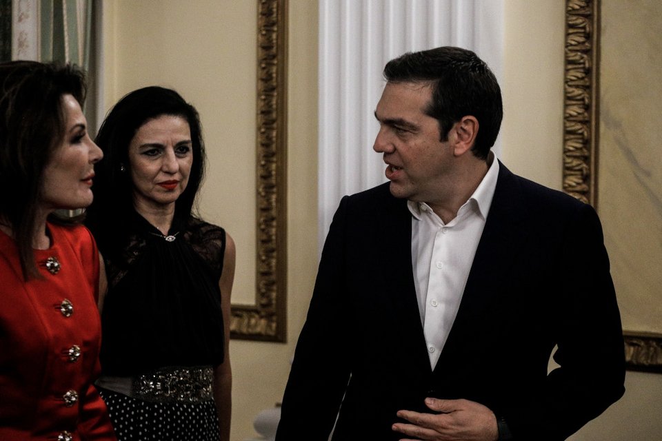 Ο Αλέξης Τσίπρας συνομιλεί με την Γιάννα Αγγελοπούλου