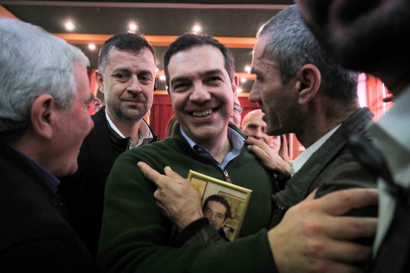 Ο πρόεδρος του ΣΥΡΙΖΑ συνομιλεί με πολίτες Φωτογραφία: Γραφείο Τύπου ΣΥΡΙΖΑ/Andrea Bonetti