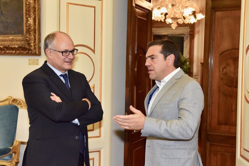Ο Αλέξης Τσίπρας με τον Ιταλό υπουργό Οικονομικών Ρομπέρτο Γκουαλτιέρι