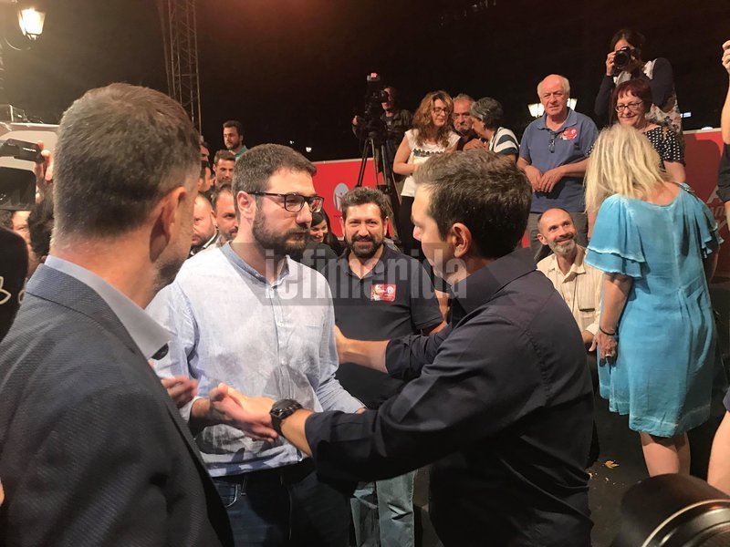 Ο χαιρετισμός του Αλέξη Τσίπρα με τον Νάσο Ηλιόπουλο