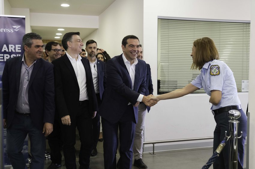 Στα Ιωάννινα ο Αλέξης Τσίπρας πήγε με αεροπλάνο της... γραμμής και είπε στους επιβάτες ότι δεν χρησιμοποιεί το πρωθυπουργικό για πτήσεις εσωτερικού