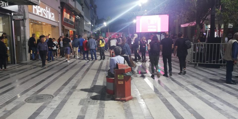 Η φωτογραφία είναι τραβηγμένη στις 20:30 ενώ η ομιλία Τσίπρα επρόκειτο να αρχίσει στις 19:30. 