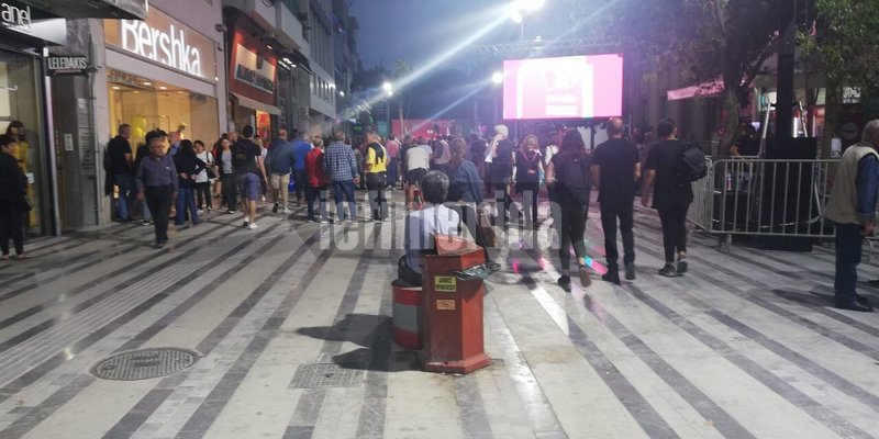 Η φωτογραφία είναι τραβηγμένη στις 20:30 ενώ η ομιλία Τσίπρα επρόκειτο να αρχίσει στις 19:30