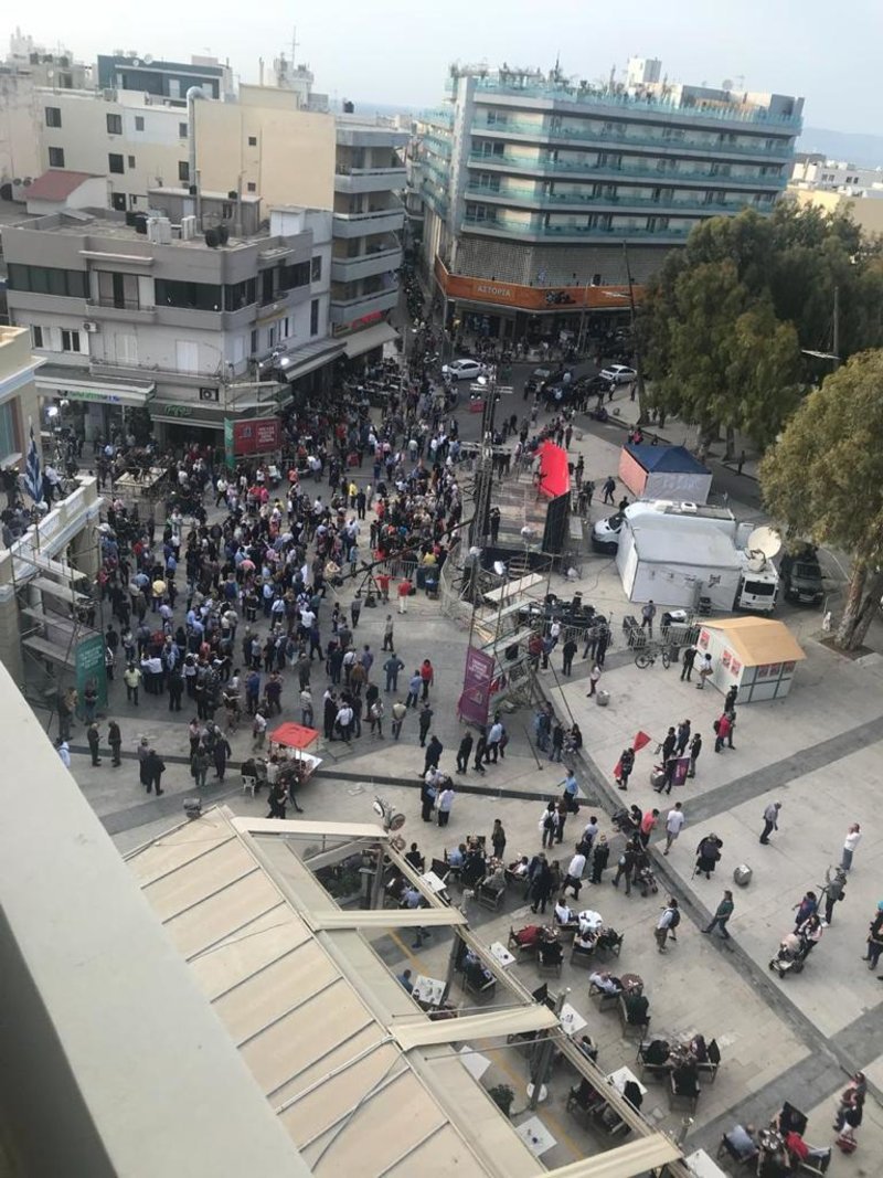 Ο κόσμος στις 7:30 στην πλατεία Ελευθερίας του Ηρακλείου