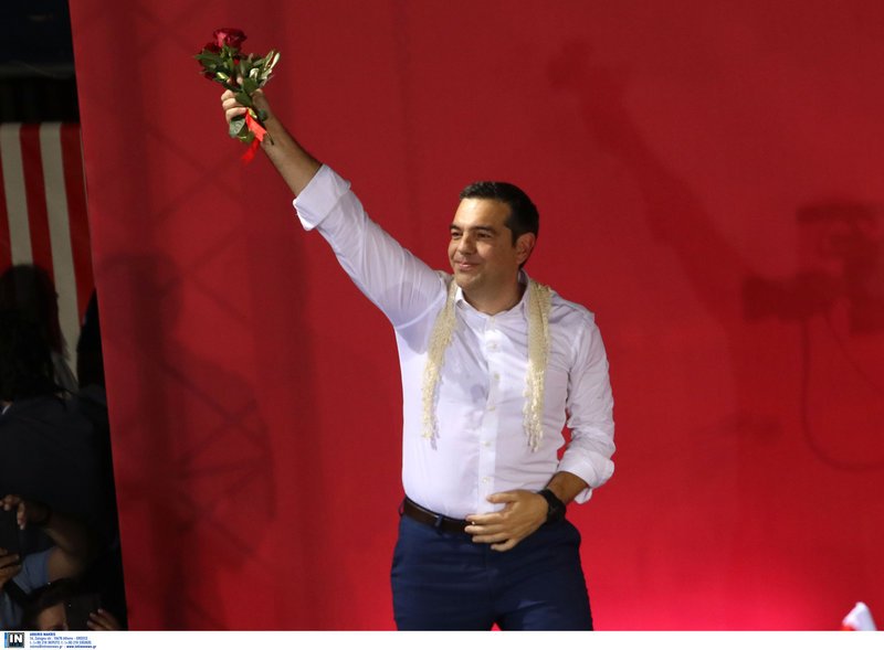 Με κρητικό μαντήλι στον ώμο, ο Αλέξης Τσίπρας στο Ηράκλειο
