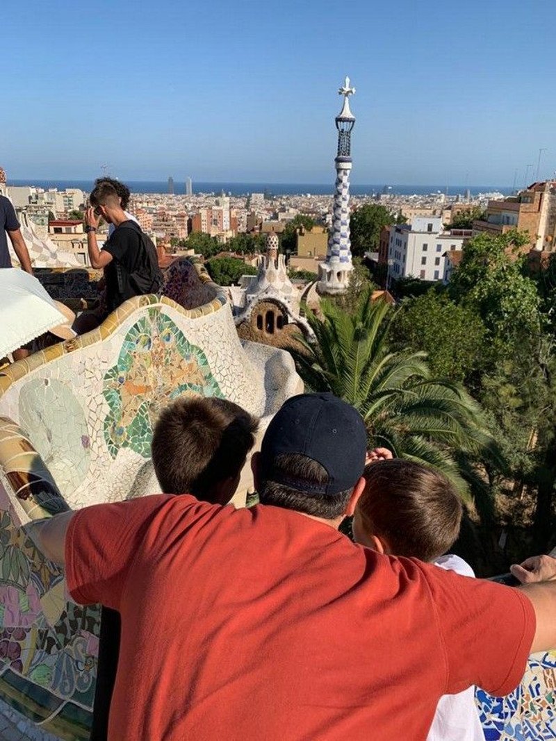Απολαμβάνοντας την θέα αγκαλιά με τους γιούς του/ ΦΩΤΟΓΡΑΦΙΑ NEWS 24/7