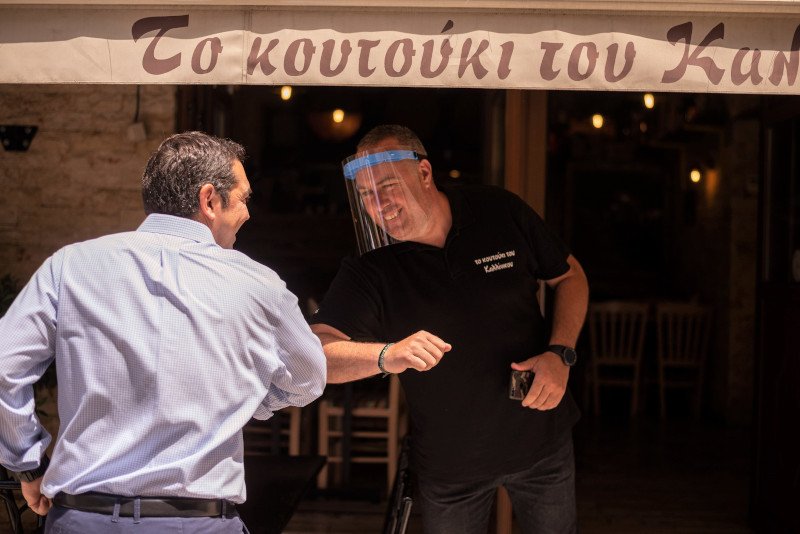 Ο Αλέξης Τσίπρας είδε από κοντά τα μέτρα προστασίας των καταστηματαρχών /Φωτογραφία: Γραφείο Τύπου ΣΥΡΙΖΑ