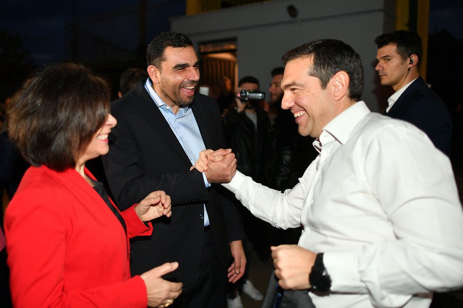O Αλέξης Τσίπρας χαιρετά τον βουλευτή του ΣΥΡΙΖΑ Πέτρο Κωνσταντινέα -Φωτογραφία: ΑΠΕ ΜΠΕ/ΝΙΚΗΤΑΣ ΚΩΤΣΙΑΡΗΣ