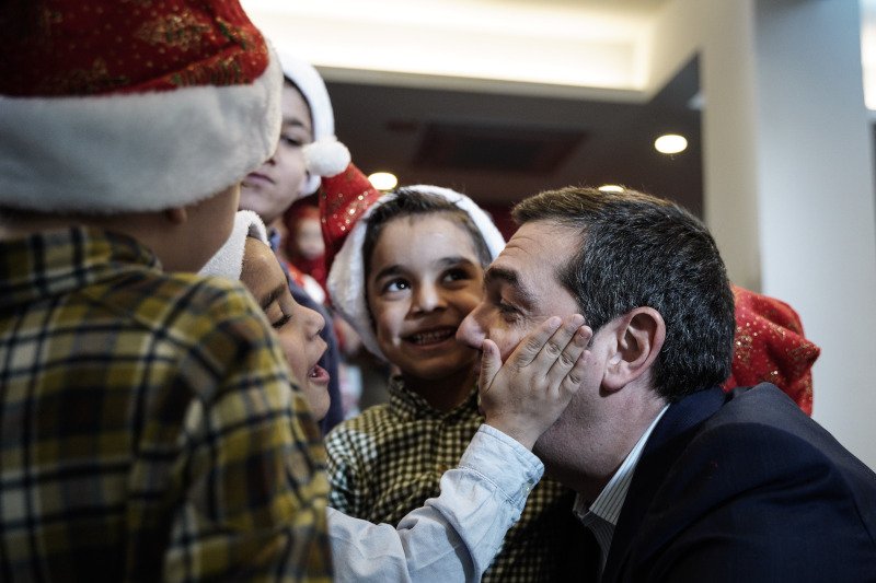 Χάδια και αγκαλιές με τα παιδιά για τον Αλέξη Τσίπρα/ Φωτογραφία: Nick Paleologos / SOOC