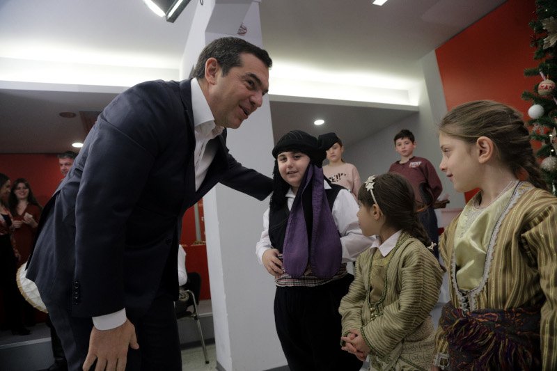 Ο Αλέξης Τσίπρας άκουσε τα Κρητικά Κάλαντα στα γραφεία του ΣΥΡΙΖΑ/ Φωτογραφία: Eurokinissi: Παναγόπουλος Γιάννης
