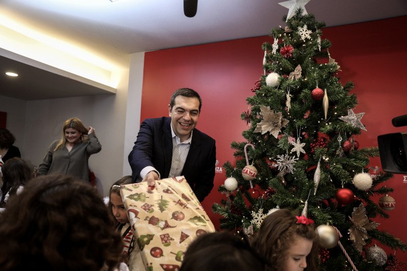 Ο Αλέξης Τσίπρας μοίρασε δώρα στα παιδιά/ Φωτογραφία: Eurokinissi/Στέλιος Μίσινας