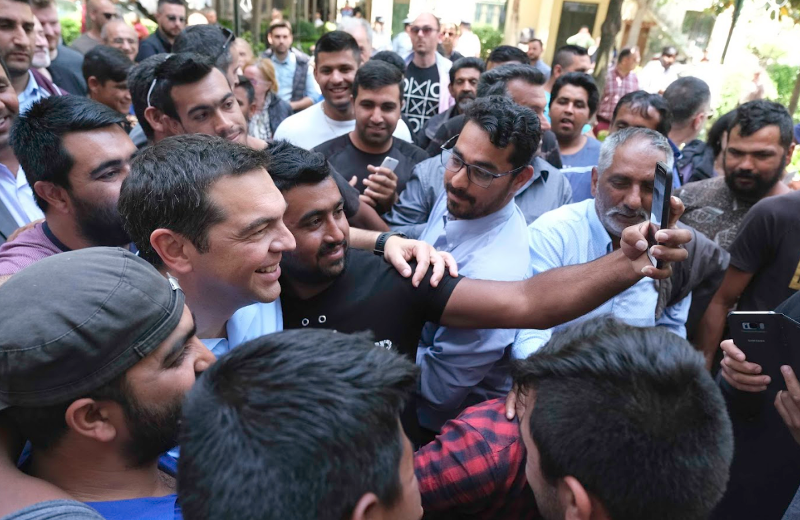 Σέλφι του Αλέξη Τσίπρα με Ρομά