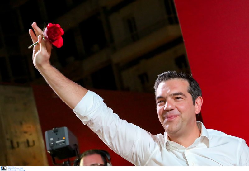 Ο Αλέξης Τσίπρας χαιρετά τους συγκεντρωθέντες στην Καβάλα με ένα κόκκινο τριαντάφυλλο στο χέρι