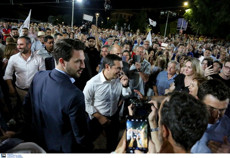 Ο Αλέξης Τσίπρας μιλά με κόσμο στην Καβάλα