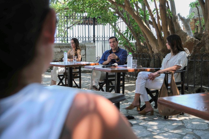 Αλ. Τσίπρας, Κ. Νοτοπούλου και Ε. Αχτσιόγλου συνομιλούν με κατοίκους στην Κέρκυρα/Φωτογραφία: Γραφείο Τύπου ΣΥΡΙΖΑ