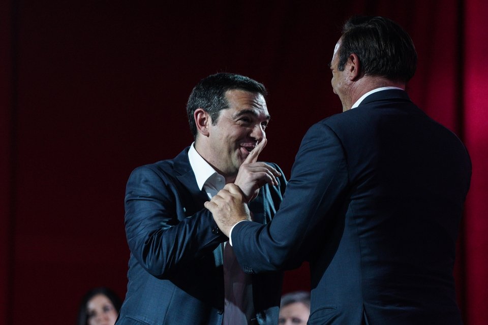Ο Αλέξης Τσίπρας πειράζει τον Πέτρο Κόκκαλη -Φωτογραφία: Nick Paleologos / SOOC