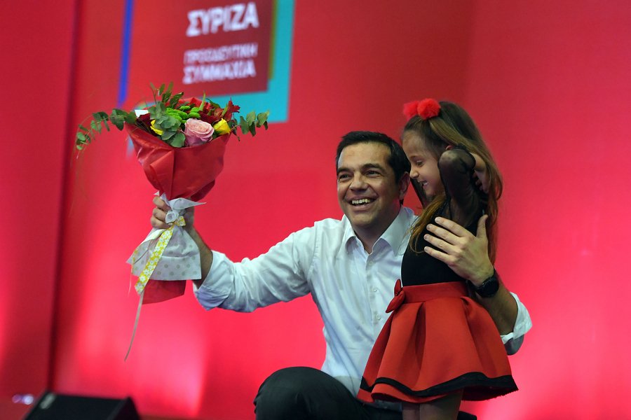 Ο Αλέξης Τσίπρας, δέχεται λουλούδια από μικρό κορίτσι στην Καλαμάτα -Φωτογραφία: ΑΠΕ- ΜΠΕ/ΝΙΚΗΤΑΣ ΚΩΤΣΙΑΡΗΣ