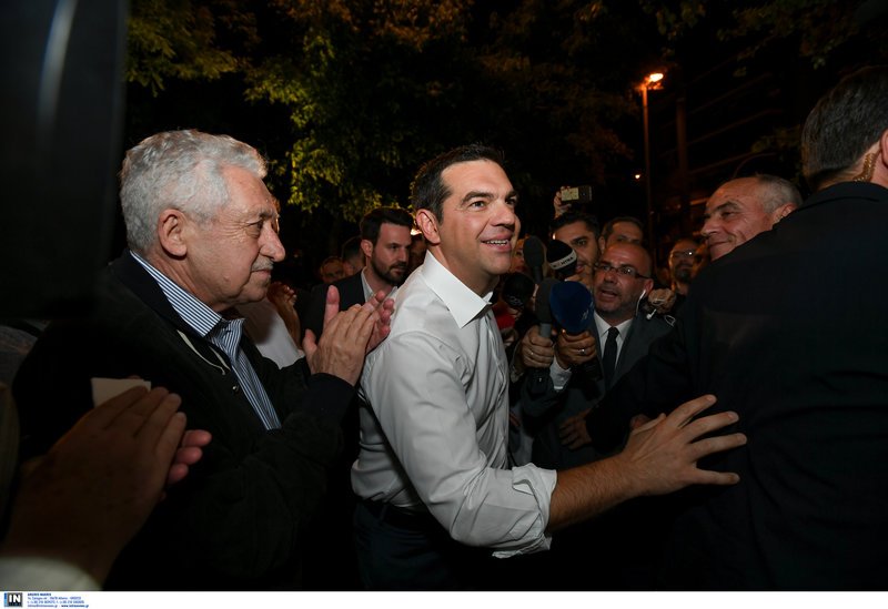 Ο Αλέξης Τσίπρας προσέρχεται με χαμένο βλέμμα στην Κουμουνδούρου υπό τα χειροκροτήματα Κουβέλη