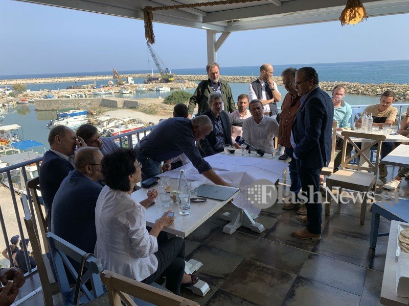 Στιγμιότυπο του Αλέξη Τσίπρα από την περιοδεία του στην Κρήτη
