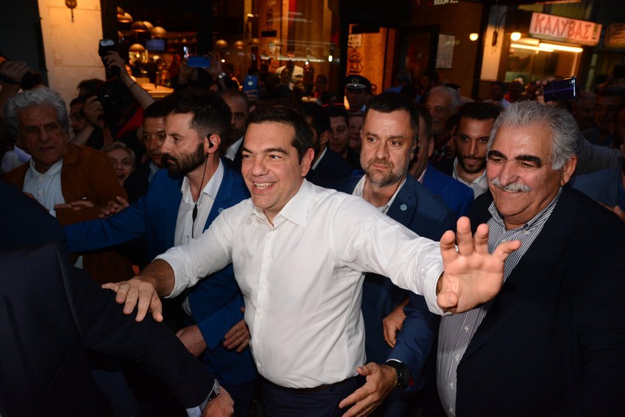 Ο πρωθυπουργός κατευθύνεται στην εξέδρα για την ομιλία του στη Λάρισα 