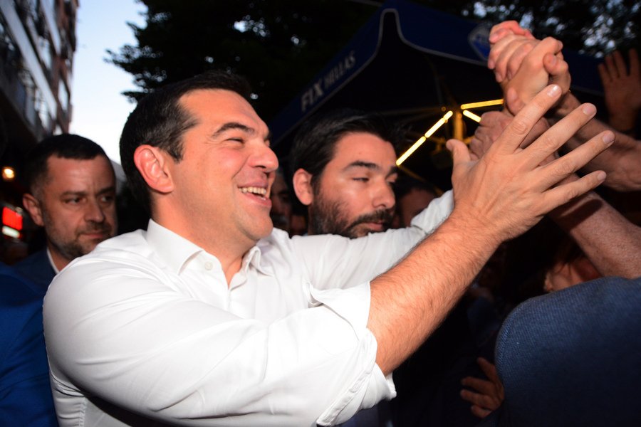 Ο Αλέξης Τσίπρας, χαιρετάει τον κόσμο στη Λάρισα