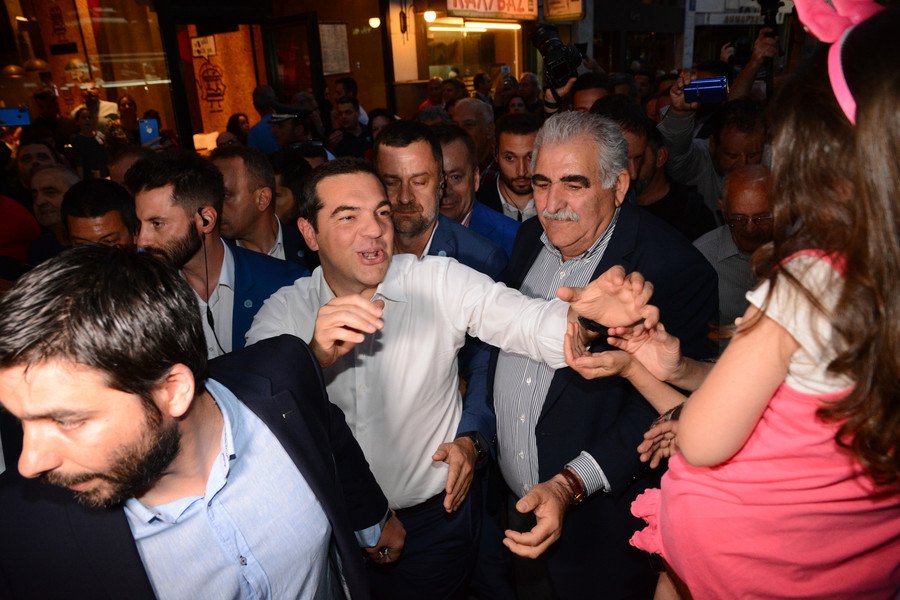 Ο Αλέξης Τσίπρας, χαιρετάει ένα μικρό κοριτσάκι στη Λάρισα