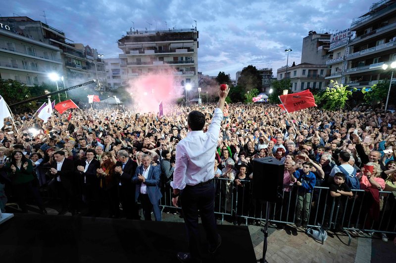 Ο πρωθυπουργός χαιρετά τους πολίτες που συγκεντρώθηκαν στην κεντρική πλατεία της Λάρισας