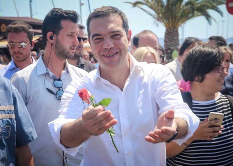 Ο Αλέξης Τσίπρας κρατά λουλούδι