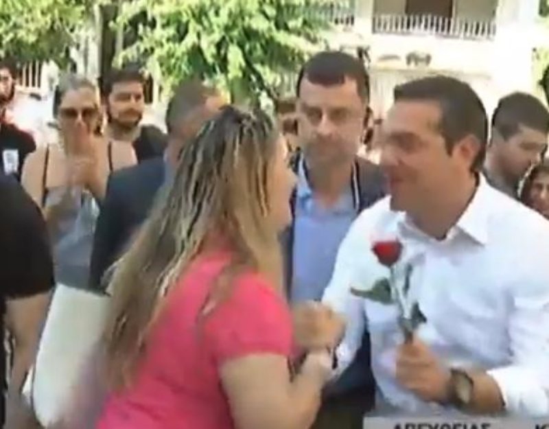 Ο Αλέξης Τσίπρας δέχθηκε δυο τριαντάφυλλα από γυναίκες