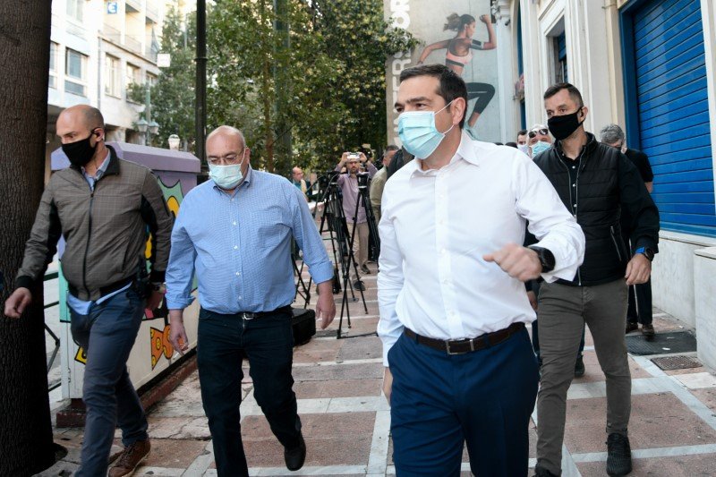 Ο Αλέξης Τσίπρας με μάσκα στο σημείο της τραγωδίας της Marfin/ Φωτογραφία: Eurokinissi