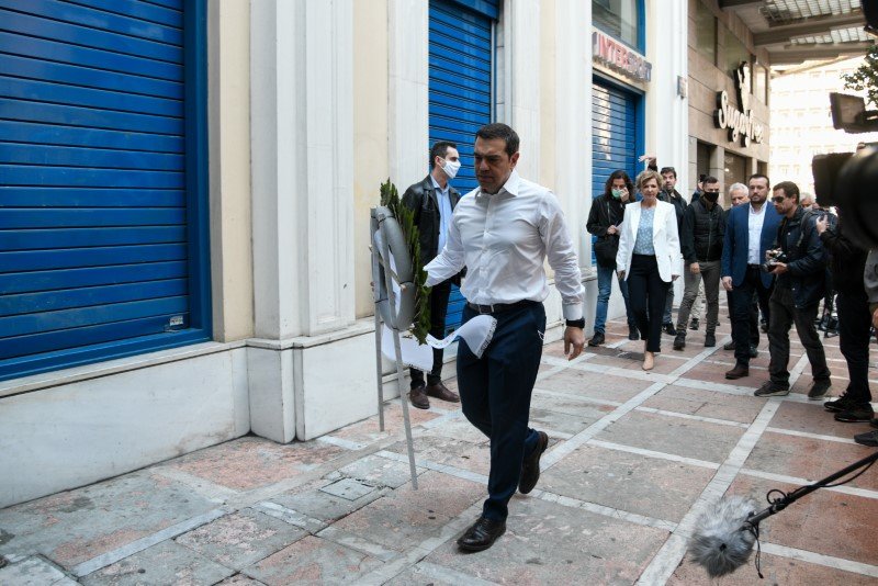 O πρόεδρος του ΣΥΡΙΖΑ καταθέτει στεφάνι στο σημείο όπου τρεις εργαζόμενοι της Marfin έχασαν τη ζωή τους Φωτογραφία: Eurokinissi