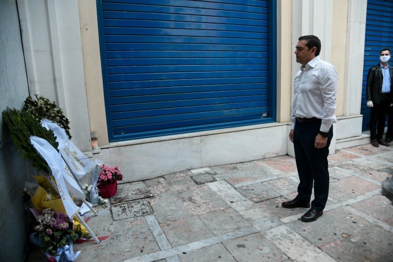 Ξεχωριστά κατέθεσε στεφάνι ο Αλέξης Τσίπρας\