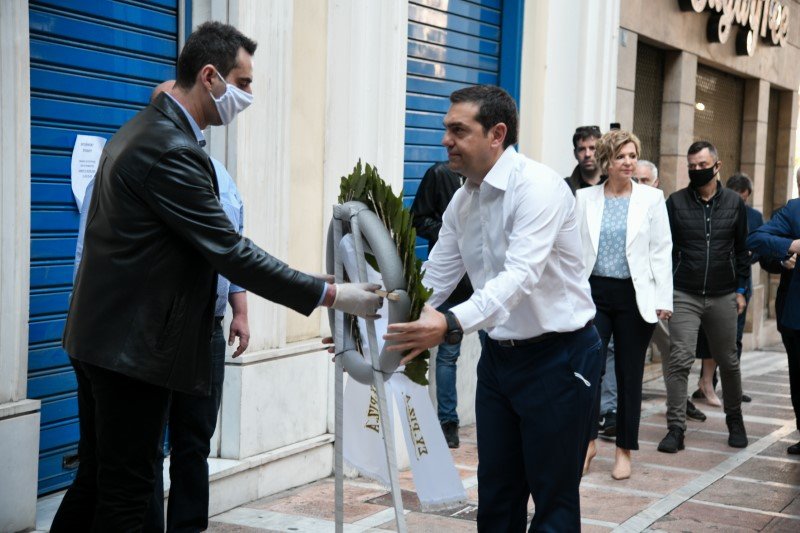 O πρόεδρος του ΣΥΡΙΖΑ καταθέτει στεφάνι στο σημείο όπου τρεις εργαζόμενοι της Marfin έχασαν τη ζωή τους/ Φωτογραφία: Eurokinissi