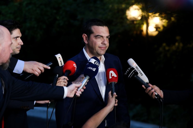 Ο Αλέξης Τσίπρας έξω από το Μαξίμου έτοιμος να κάνει δηλώσεις μετά το ΚΥΣΕΑ