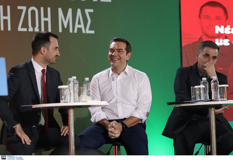Χαρίτσης και Τσίπρας χαμογελαστοί, δίπλα ο Τσακαλώτος σκεπτικός