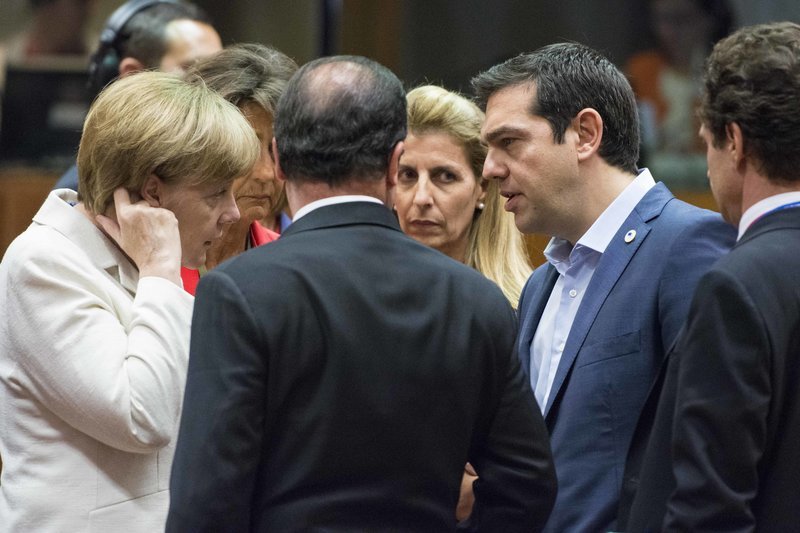 Ο Αλέξης Τσίπρας συνομιλεί με Μέρκελ και Ολάντ στη σύνοδο Κορυφής του Ιουλίου 2015