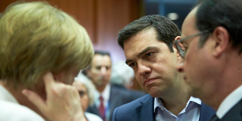 Ο Αλέξης Τσίπρας ακούσει σκεπτικός Μέρκελ και Ολάντ στη σύνοδο Κορυφής του Ιουλίου 2015