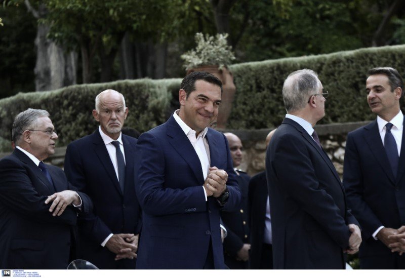 Ο Αλέξης Τσίπρας χαιρερά χαμογελαστός εξ αποστάσεως, ο Κυρ.Μητσοτάκης μιλά με τον πρόεδρο της Βουλής και οι Λ. Παπαδήμος-Γ. Παπανδρέου μεταξύ τους -Φωτογραφία: Intimenews