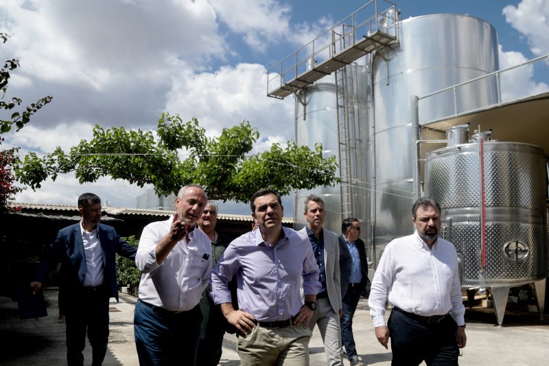 Ο Αλ. Τσίπρας ξεναγήθηκε στο οινοποιείο στα Σπάτα/ Φωτογραφία: EUROKINISSI/ΣΩΤΗΡΗΣ ΔΗΜΗΤΡΟΠΟΥΛΟΣ