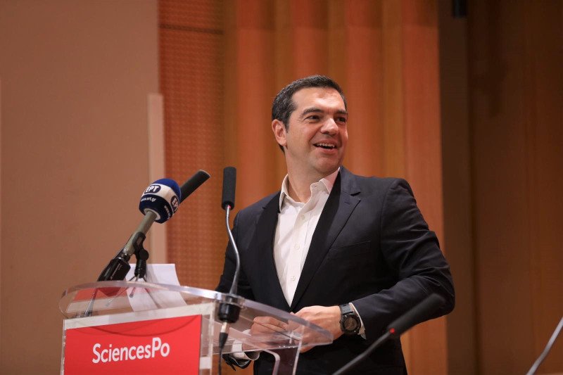 Ο Αλέξης Τσίπρας στην ομιλία του στο Παρίσι / Φωτογραφία: INTIME NEWS