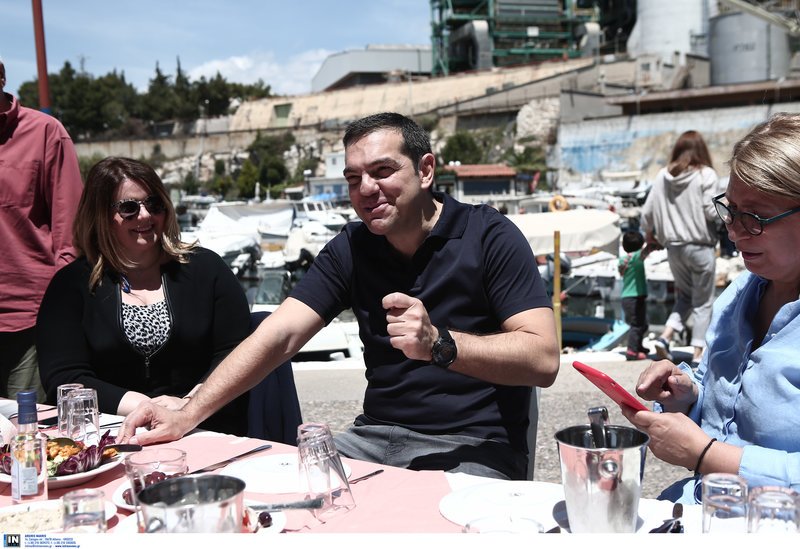 Τσίπρας σε ουζερί στο Κερατσίνι