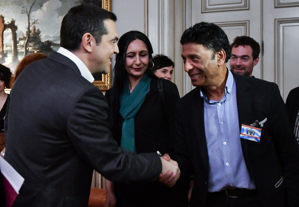 Ο πρωθυπουργός Αλέξης Τσίπρας σε χειραψία με τον Βασίλη Παϊτέρη