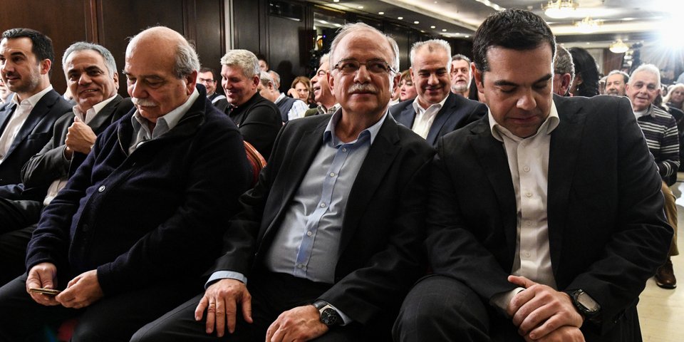 Ο πρώτος σε ψήφους ευρωβουλευτής του ΣΥΡΙΖΑ, Δ. Παπαδημούλης υπογράφει το κείμενο της «Ομπρέλας» /Φωτογραφία: EUROKINISSI/ ΤΑΤΙΑΝΑ ΜΠΟΛΑΡΗ