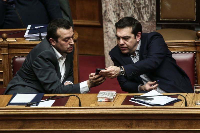 Αλέξης Τσίπρας και Νίκος Παππάς στη Βουλή /Φωτογραφία: SOOC