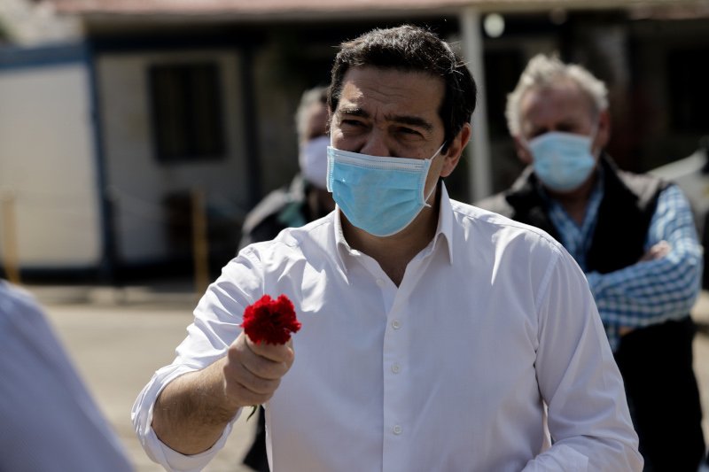 Με το γαρύφαλλο στο χέρι και μάσκα στο πρόσωπο, ο Αλέξης Τσίπρας στο Πέραμα/ Φωτογραφία: Εurokonissi