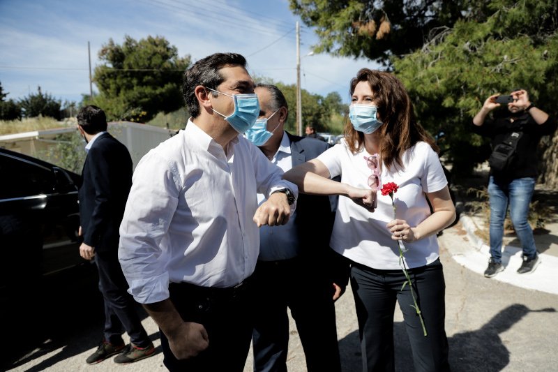 O Αλέξης Τσίπρας χαιρετά την βουλευτή Β' Πειραιά Νίνα Κασιμάτη με τον αγκώνα/ Φωτογραφία: Eurokinissi