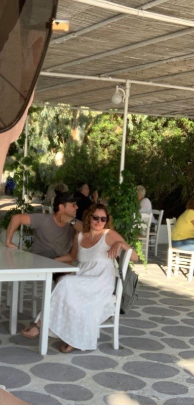 Μπέτυ Μπαζιάνα και Αλέξης Τσίπρας στο τραπέζι του εστιατορίου στην Αίγινα